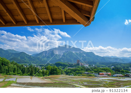 寺坂棚田と武甲山 田植えの季節 新緑の風景 寺坂棚田と武甲山 田植えの季節 新緑の風景 91322134