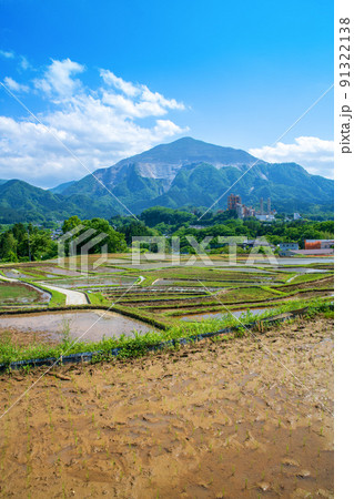 寺坂棚田と武甲山 田植えの季節 新緑の風景 寺坂棚田と武甲山 田植えの季節 新緑の風景 91322138