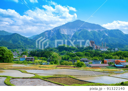 寺坂棚田と武甲山　田植えの季節　新緑の風景　 91322140