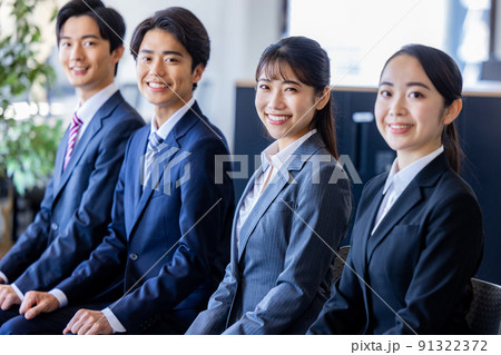 就活する若い男女　面接 91322372