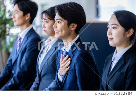 就活する若い男女　面接 91322384