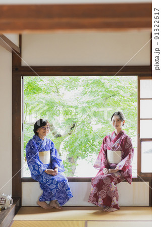 和室 浴衣 シニアと若い女性 和室 浴衣 シニアと若い女性 91322617