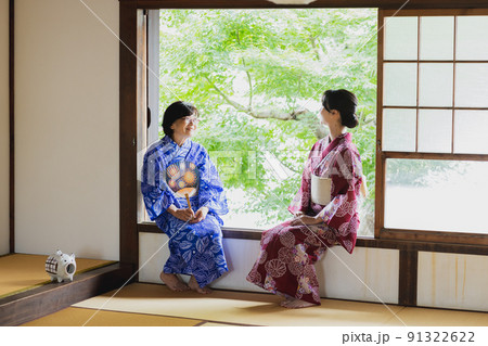 和室 浴衣 シニアと若い女性 和室 浴衣 シニアと若い女性 91322622