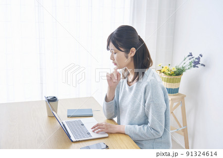 リビングでノートパソコンの前で困る女性 91324614