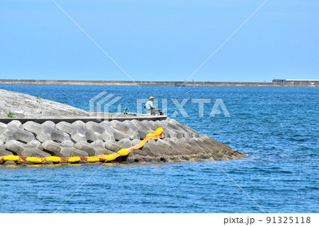 那覇の海で釣りをする人 91325118