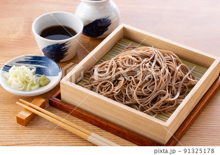 ざるそばを食べる 91325178