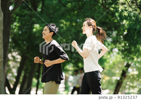 公園でジョギングをするカップル 91325237