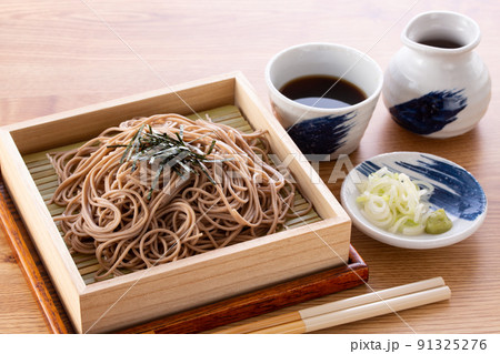 ざるそばを食べる 91325276