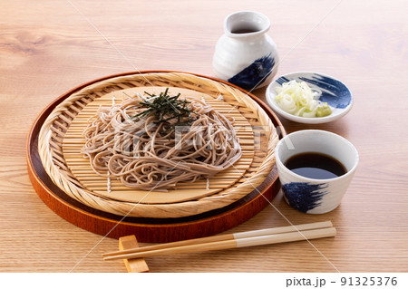 ざるそばを食べる ざるそばを食べる 91325376