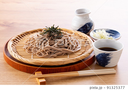 ざるそばを食べる ざるそばを食べる 91325377