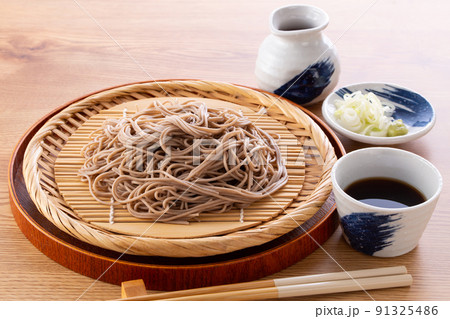 ざるそばを食べる 91325486