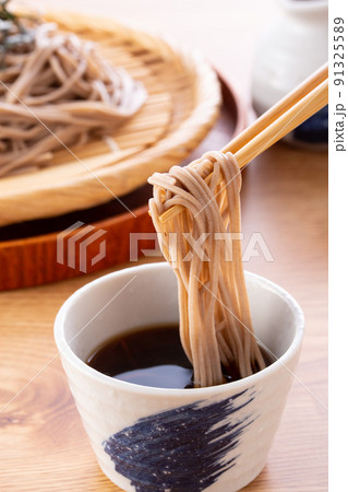 ざるそばを食べる ざるそばを食べる 91325589