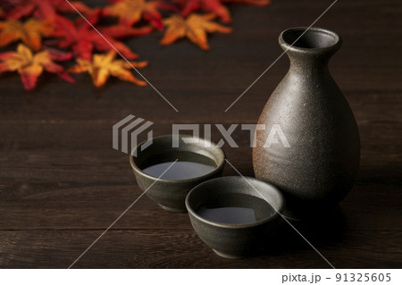 秋の日本酒イメージ　徳利とお猪口のセット 91325605