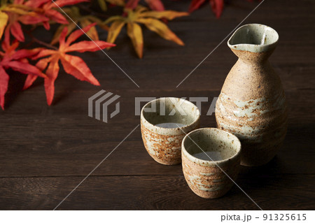 秋の日本酒イメージ 徳利とお猪口のセット 秋の日本酒イメージ 徳利とお猪口のセット 91325615
