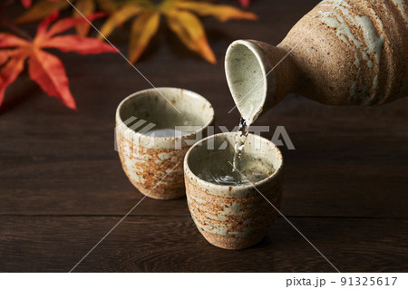 日本酒をお酌しているシーン　秋イメージ 91325617