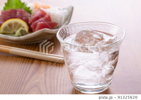 焼酎のロックとマグロの刺身 焼酎のロックとマグロの刺身 91325620