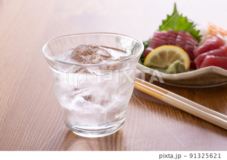 焼酎のロックとマグロの刺身 91325621