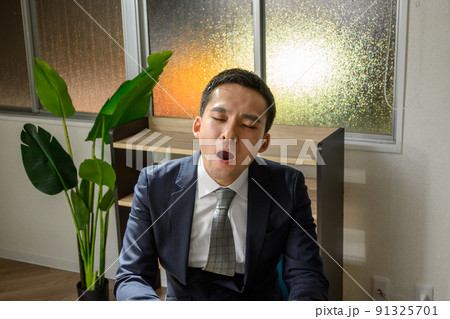 残業で疲れているサラリーマン 91325701