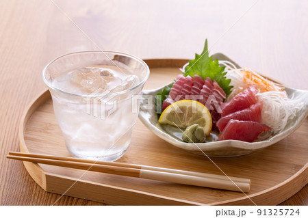 焼酎のロックとマグロの刺身 焼酎のロックとマグロの刺身 91325724