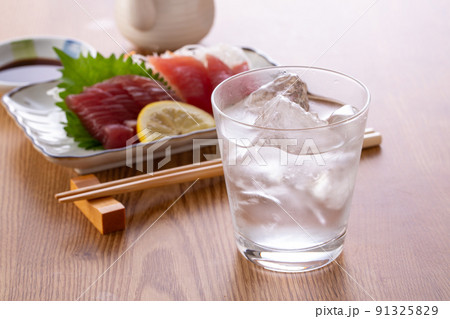 焼酎のロックとマグロの刺身 焼酎のロックとマグロの刺身 91325829