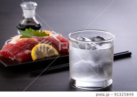 焼酎のロックとマグロの刺身 91325849