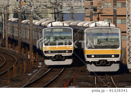 離合する209系500番台とE231系0番台 総武線内の写真素材 [91326341