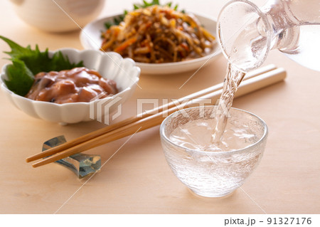 冷酒を注ぐ 91327176
