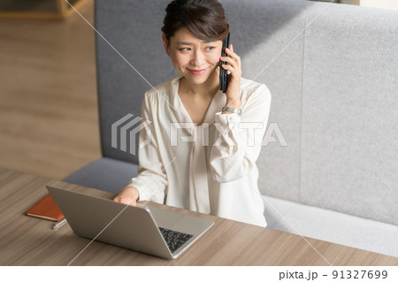 Women of around 40 91327699