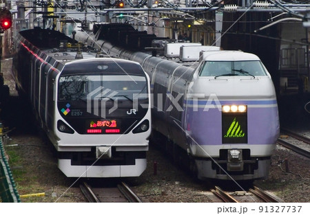 離合する中央線特急E257系あずさとE351系スーパーあずさ　東中野～中野 91327737