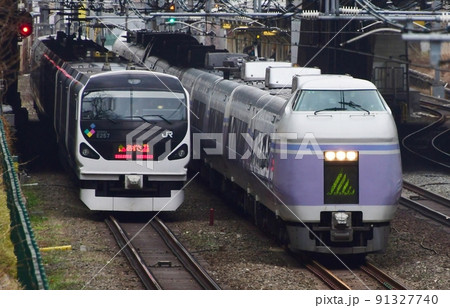 離合する中央線特急E257系とE351系　中野～東中野 91327740