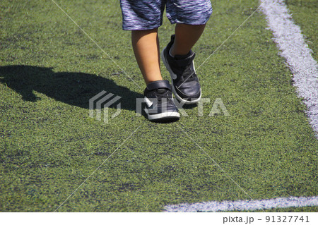 人工芝の上を歩く子供(4歳児/男の子) 91327741