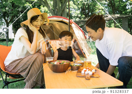 家族でキャンプをする家族・ファミリーキャンプ 91328337