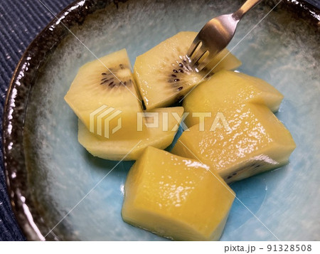 ゴールデンキウイフルーツ（黄色い断面・甘い果物） 91328508