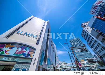日本の東京都市景観 新宿のLUMINE1や「西新宿一丁目」の街並み。ビルには白看板も目立つ… 日本の東京都市景観 新宿のLUMINE1や「西新宿一丁目」の街並み。ビルには白看板も目立つ… 91328766