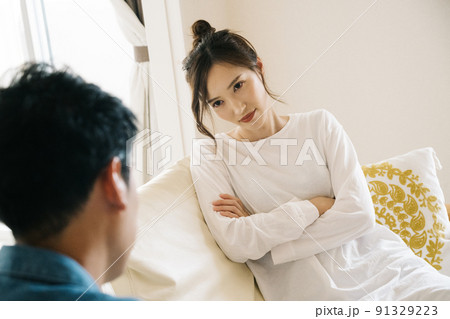 夫婦で口論になるカップル・離婚・夫婦喧嘩 91329223