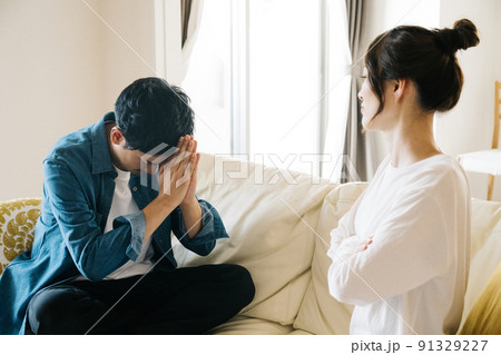 夫婦で口論になるカップル・離婚・夫婦喧嘩 91329227