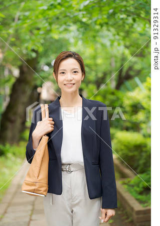 20代女性　新緑 91329314