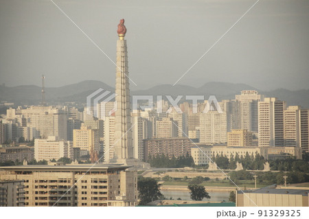 市街地から見る主体思想塔(北朝鮮・平壌) 市街地から見る主体思想塔(北朝鮮・平壌) 91329325