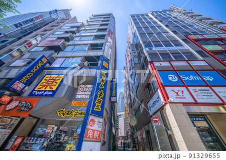 日本の東京都市景観　ビルの隙間から新宿副都心のモード学園コクーンタワーなどを望む 91329655