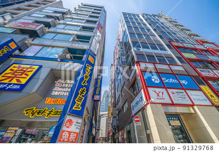 日本の東京都市景観　ビルの隙間から新宿副都心のモード学園コクーンタワーなどを望む 91329768