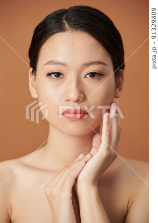 Serious Young Woman with Natual Make-up 91329809