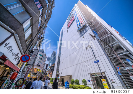 日本の東京都市景観　二番街通りから新宿副都心のモード学園コクーンタワーなどを望む 91330057