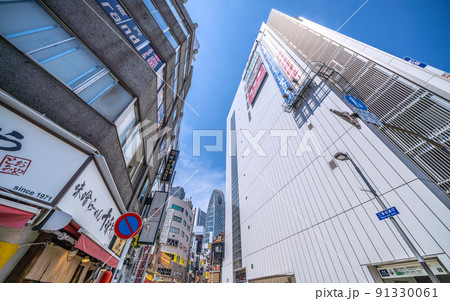 日本の東京都市景観　二番街通りから新宿副都心のモード学園コクーンタワーなどを望む 91330061