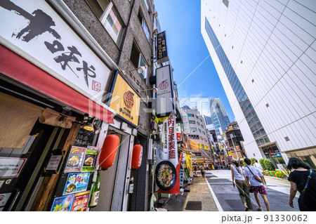 日本の東京都市景観　二番街通りから新宿副都心のモード学園コクーンタワーなどを望む 91330062