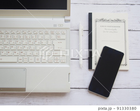 スマホとパソコン・ノートとボールペン スマホとパソコン・ノートとボールペン 91330380