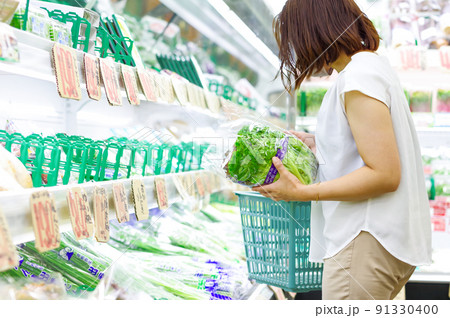 スーパーの野菜コーナーで買い物をする女性 スーパーの野菜コーナーで買い物をする女性 91330400