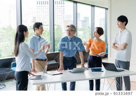 オフィスで働くビジネスマン(チーム・複数人・会議・ミーティング) オフィスで働くビジネスマン(チーム・複数人・会議・ミーティング) 91331697