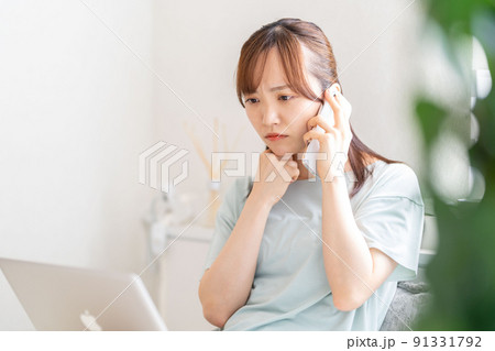 悩む女性 悩む女性 91331792