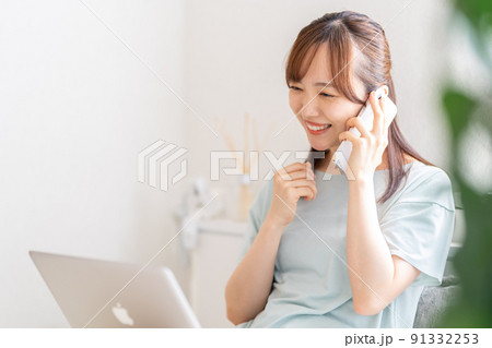 喜ぶ女性 91332253