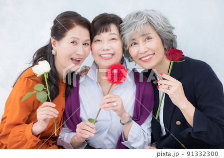 シニア女性　お洒落なシニアのポートレート 91332300